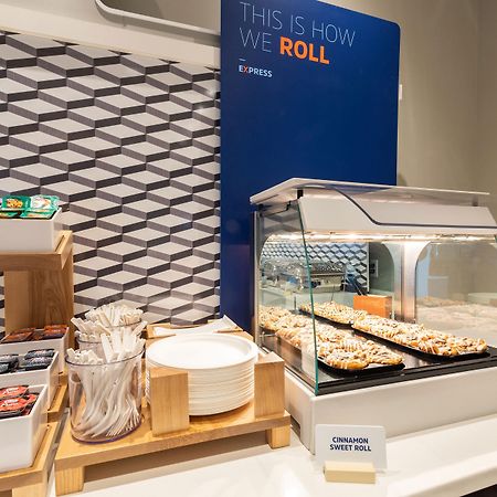 Holiday Inn Express Detroit-Warren/General Motors Technology Center By Ihg Esterno foto