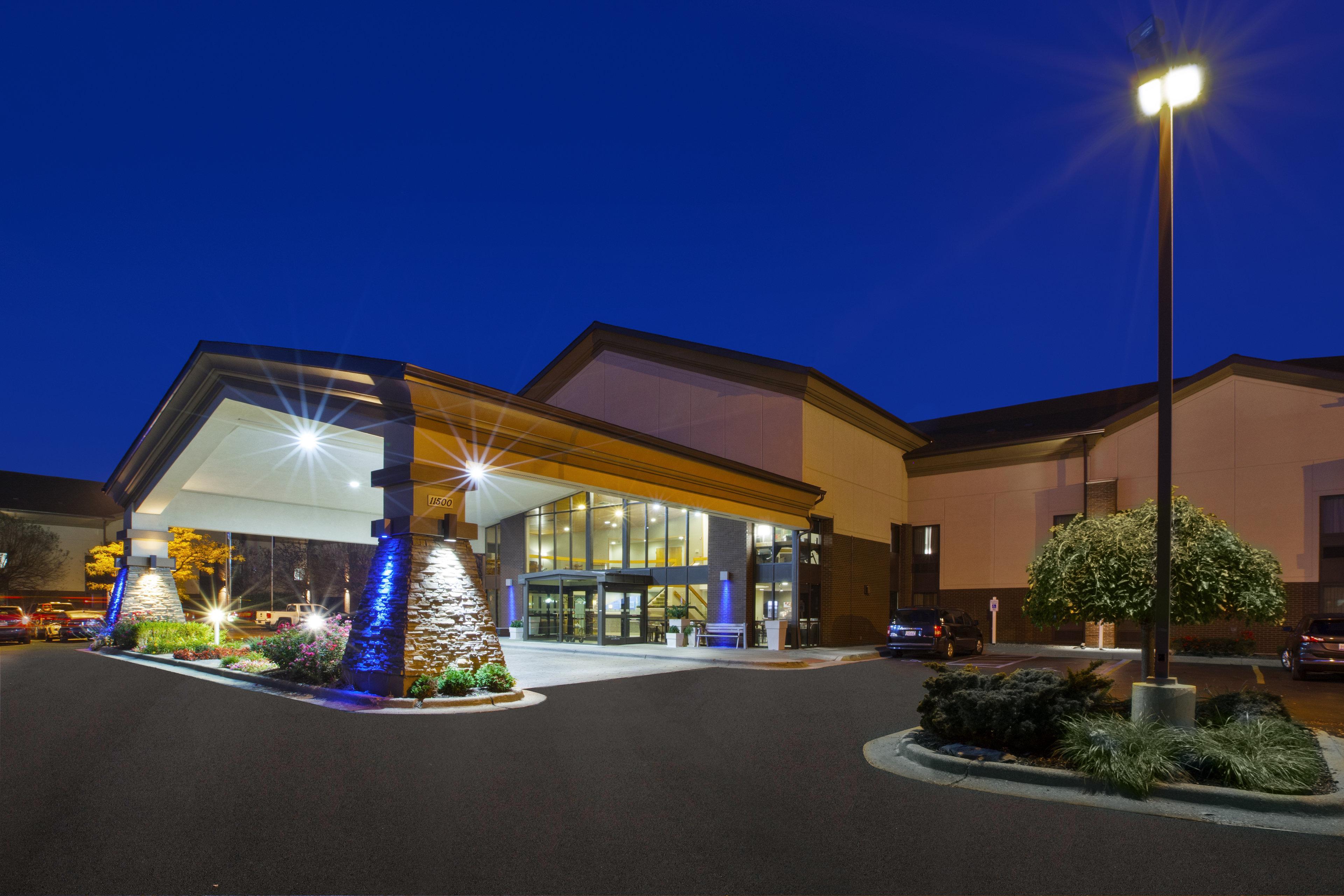Holiday Inn Express Detroit-Warren/General Motors Technology Center By Ihg Esterno foto