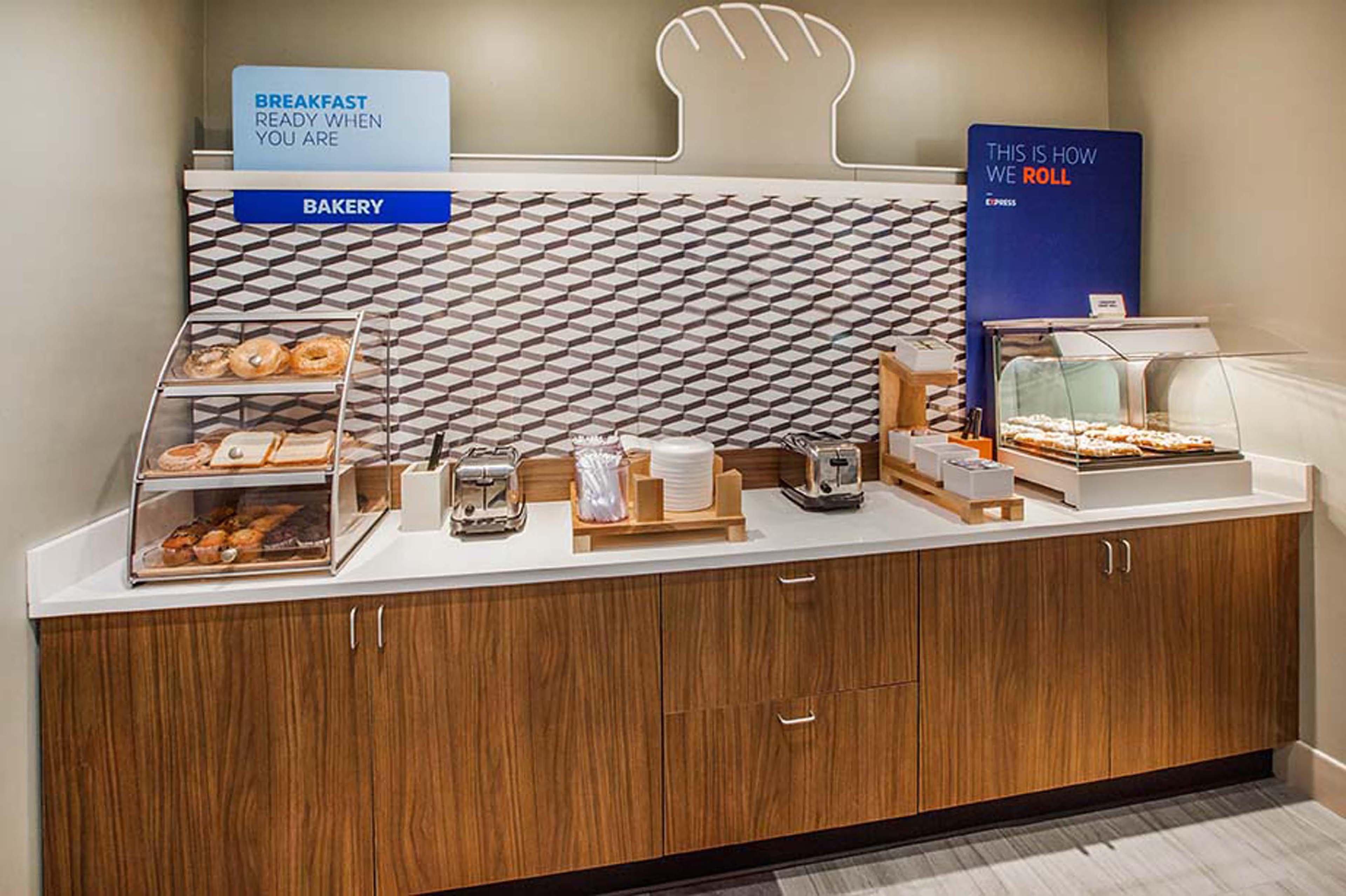 Holiday Inn Express Detroit-Warren/General Motors Technology Center By Ihg Esterno foto