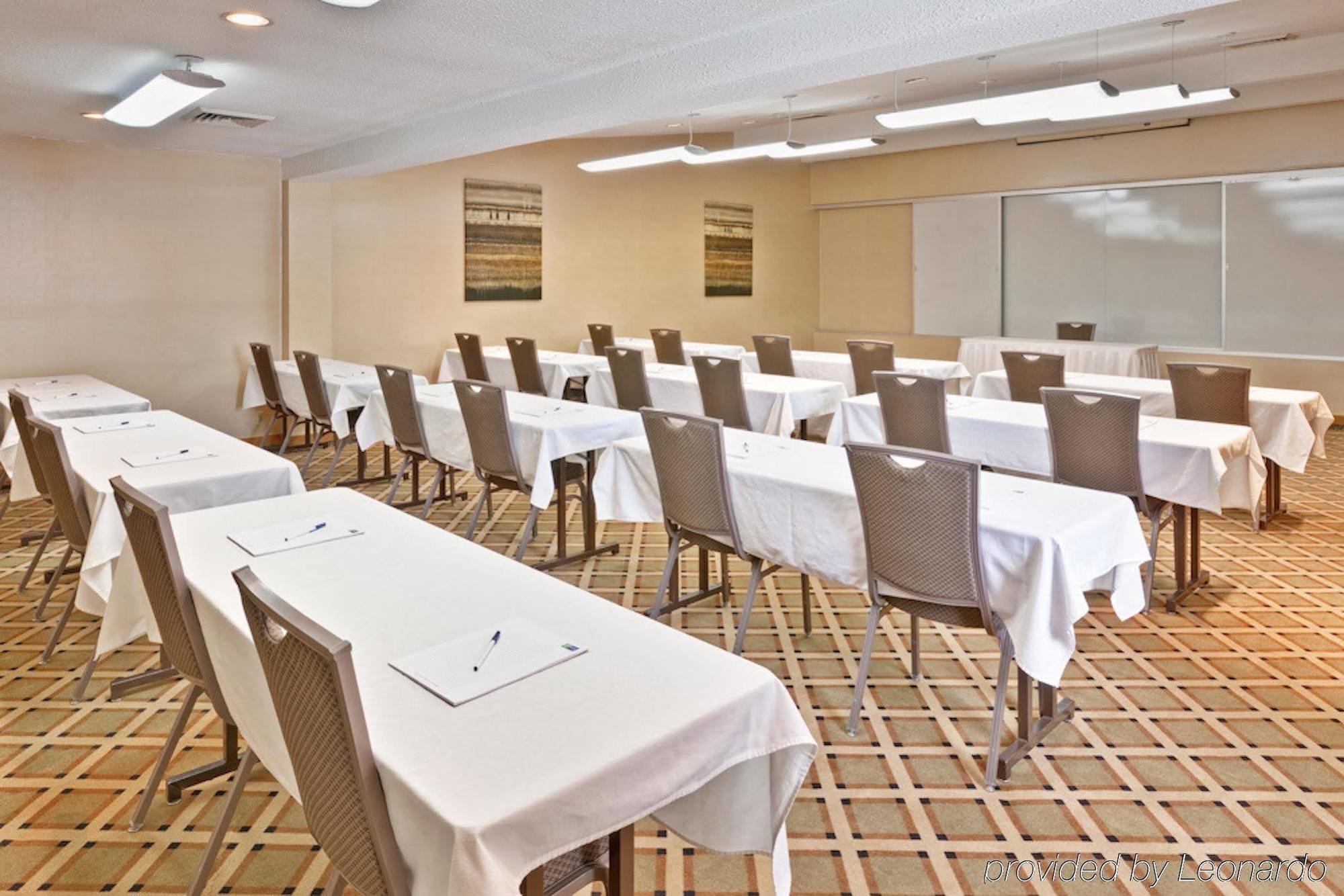 Holiday Inn Express Detroit-Warren/General Motors Technology Center By Ihg Esterno foto